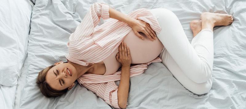 Czy ból brzucha w ciąży to normalne objawy jak przy menstruacji? Sprawdź na forum!
