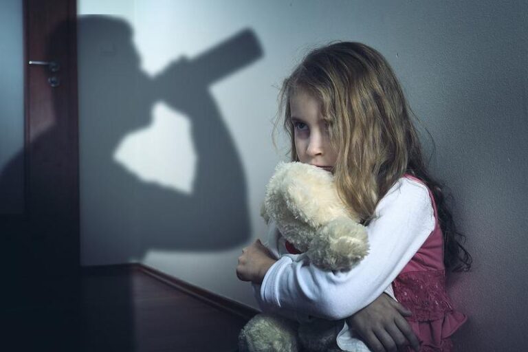 Trudne emocje: jak dzieci radzą sobie z pijanym rodzicem