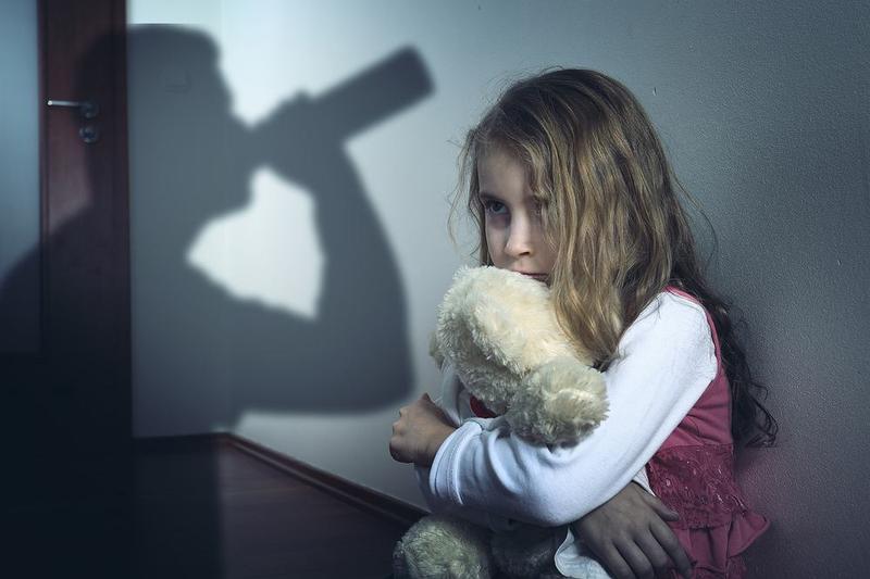 Trudne emocje: jak dzieci radzą sobie z pijanym rodzicem
