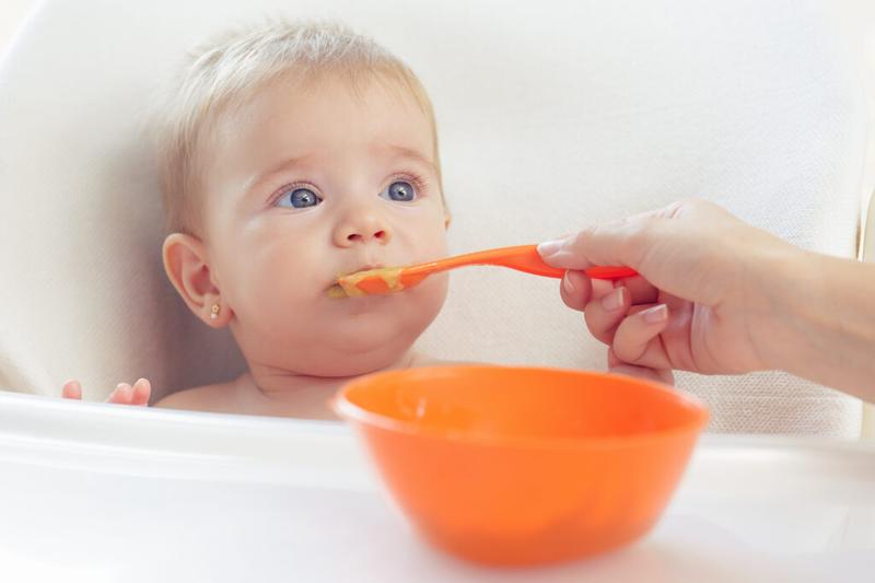 Wprowadzanie chleba niemowlę