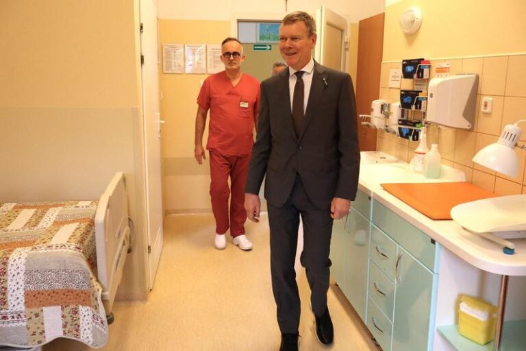 Czy mąż może pozostać w szpitalu po porodzie? Sprawdzamy zasady i możliwości