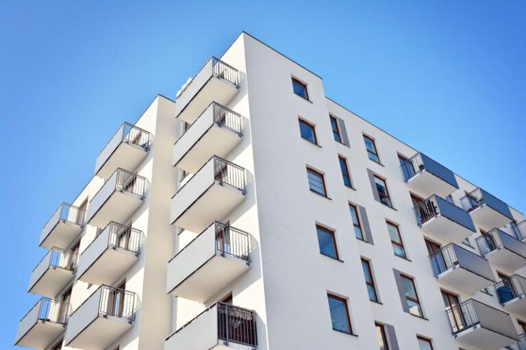 Czy można legalnie usunąć kobietę z dzieckiem z mieszkania?