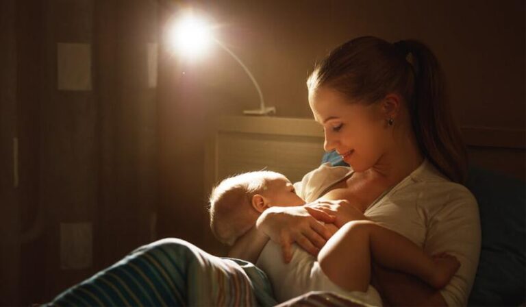 Nocne karmienie piersią: jak przetrwać te intymne chwile?