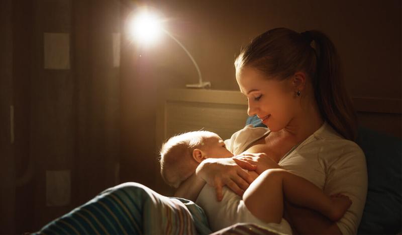 Nocne karmienie piersią: jak przetrwać te intymne chwile?