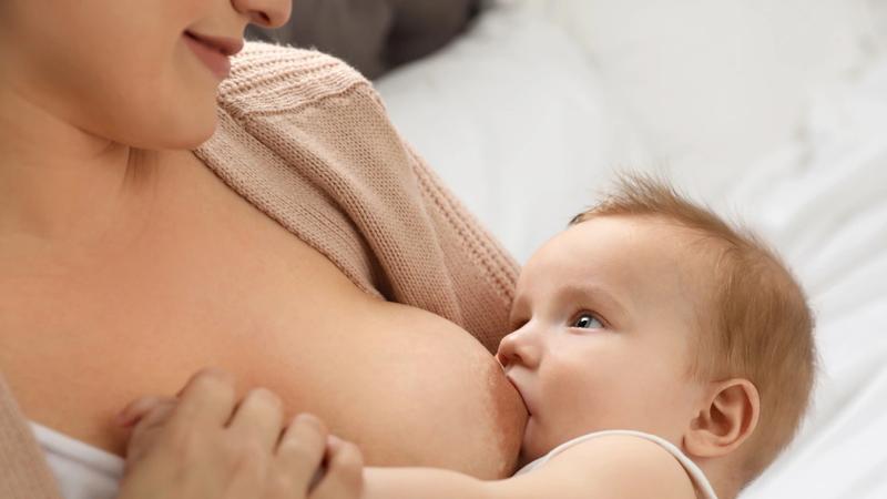 Jak sen karmić piersią niemowle wpływa na waszą więź i zdrowie?