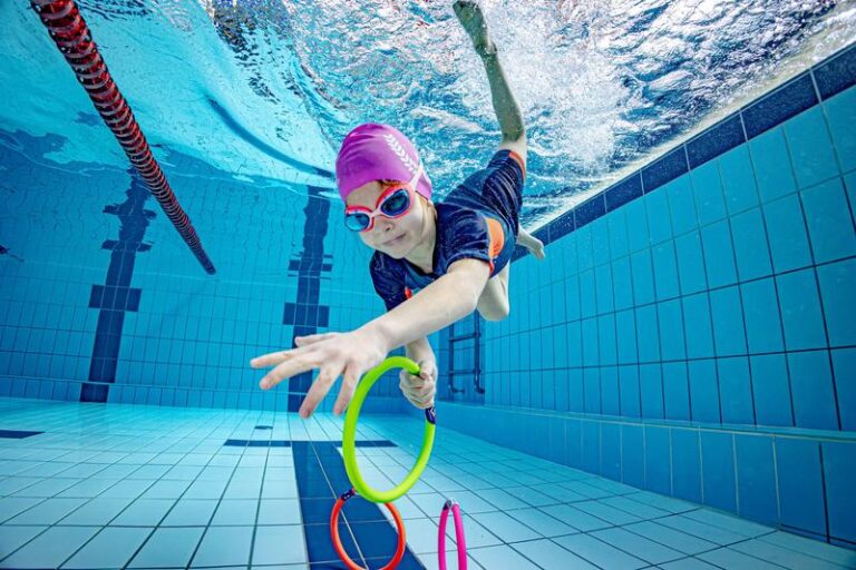 Zabawa w wodzie: jak nauczyć trzyletnie dziecko pływać w radosny sposób