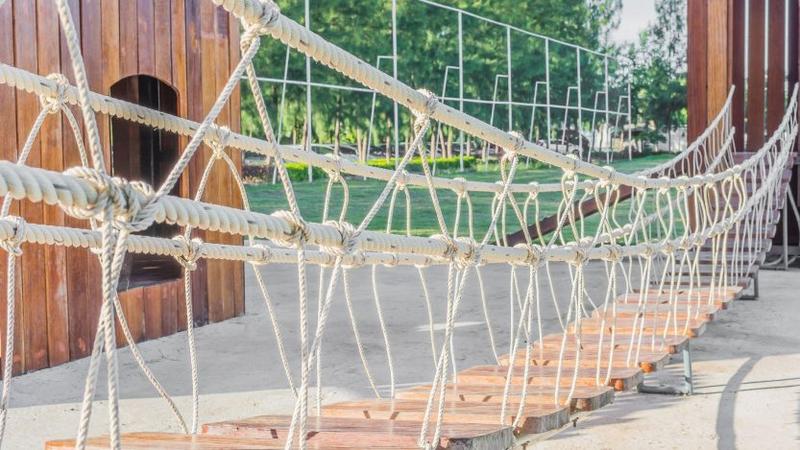 Bezpieczeństwo zabaw na mostku linowym