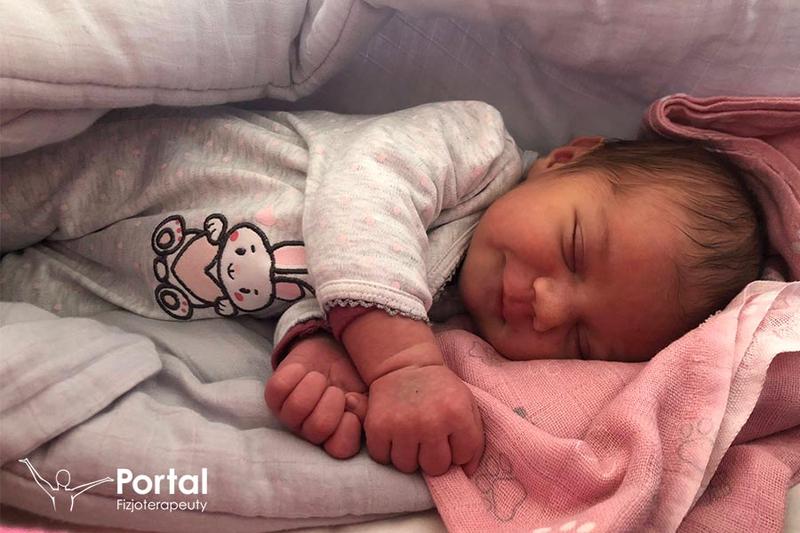 Główka i oczy noworodka po narodzinach