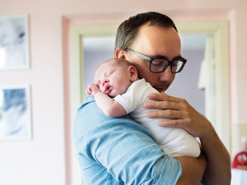 Karmienie butelką a odbijanie