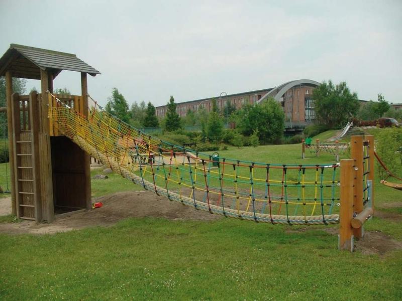 Zabawy na mostku linowym w ogrodzie