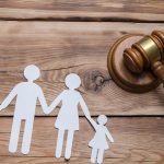 Czy opieka nad dzieckiem przysługuje obojgu rodzicom? Sprawdź, co mówi prawo