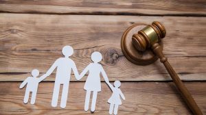 Czy opieka nad dzieckiem przysługuje obojgu rodzicom? Sprawdź, co mówi prawo