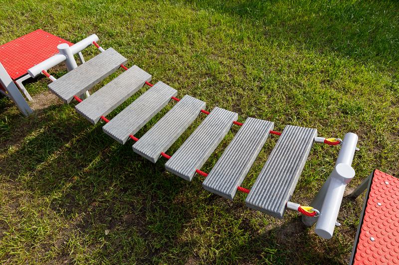 Jak zbudować bezpieczny mostek linowy dla dzieci – wspaniała zabawa na świeżym powietrzu