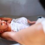 Kiedy i jak myć noworodka po porodzie – praktyczne porady dla świeżych rodziców