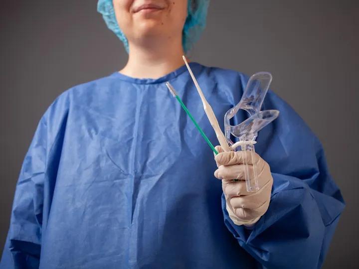 Kiedy należy wykonać cytologię po porodzie? Poradnik ginekologiczny