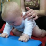 Odkryj skuteczne metody, jak nauczyć dziecko siadać samodzielnie