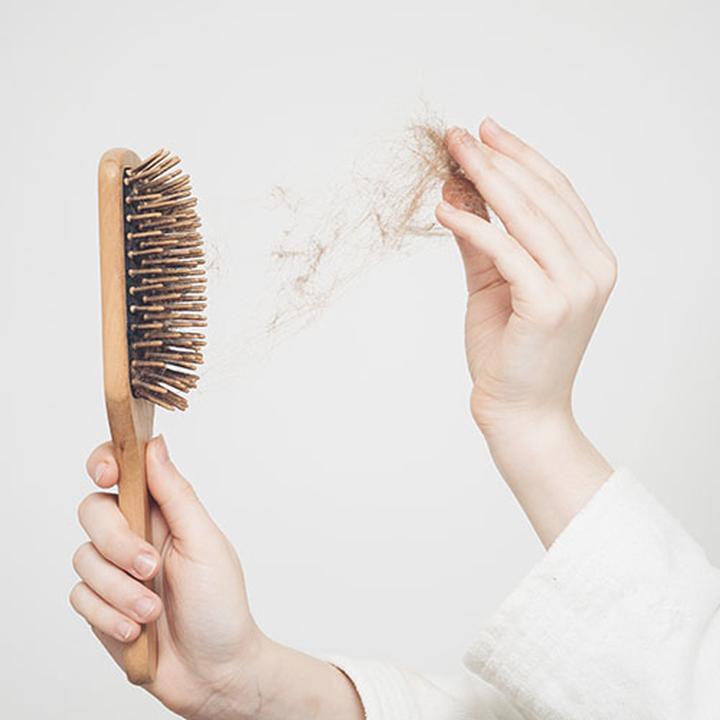 Wypadanie włosów po porodzie