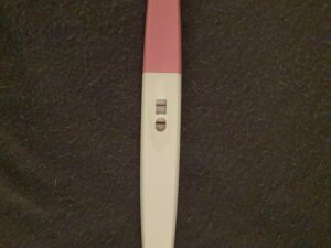 Brązowe plamienie zamiast okresu po porodzie – co warto wiedzieć?