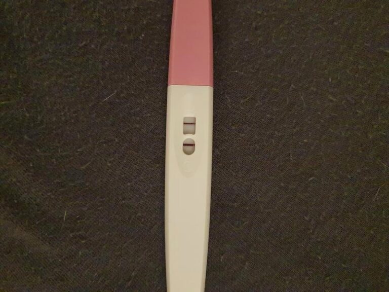 Brązowe plamienie zamiast okresu po porodzie – co warto wiedzieć?