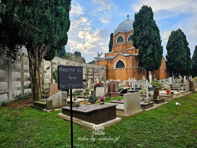 Czy nieochrzczone dziecko może odwiedzać cmentarz? Oto, co warto wiedzieć