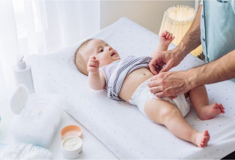 Czy przewijać dziecko w nocy? Oto, co warto wiedzieć