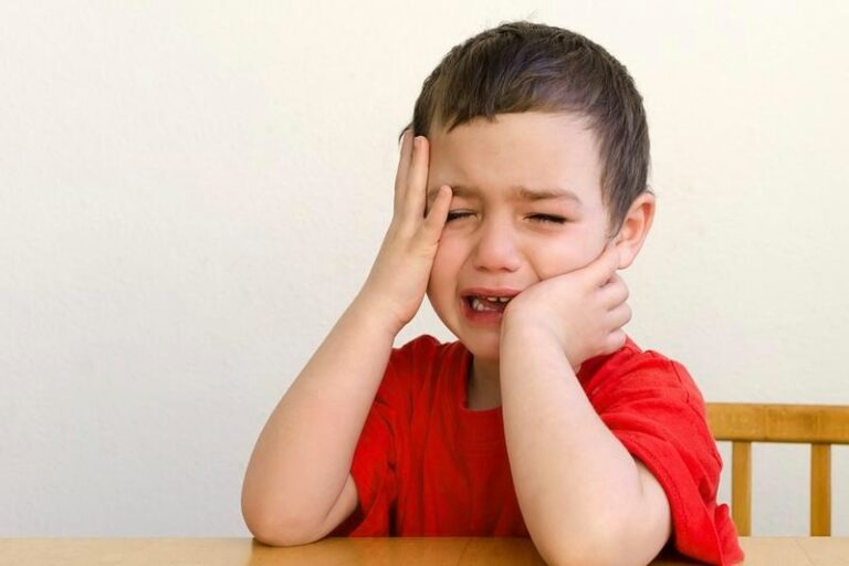 Jak skutecznie reagować, gdy dziecko wymusza płaczem?