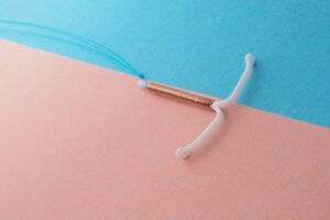 Kiedy po porodzie można bezpiecznie założyć spiralę? Poradnik dla świeżo upieczonych mam