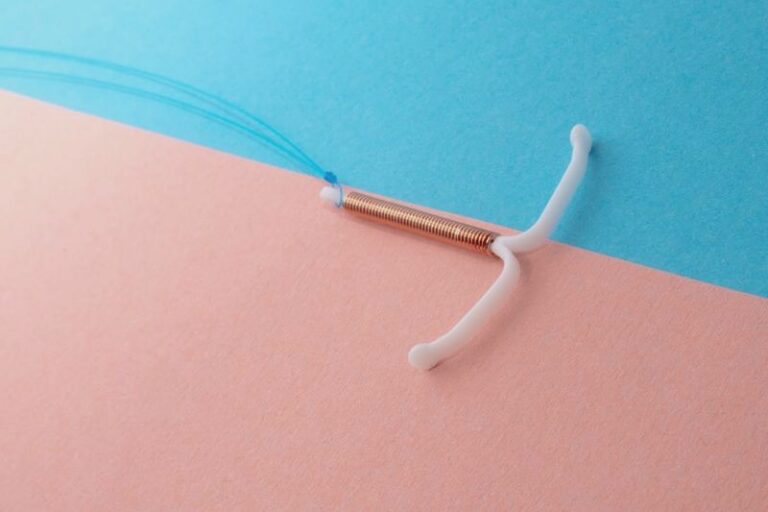 Kiedy po porodzie można bezpiecznie założyć spiralę? Poradnik dla świeżo upieczonych mam