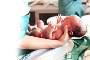 Kiedy radość staje się wyzwaniem: komplikacje po porodzie naturalnym