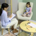 Psycholog czy psychiatra dla dziecka – jak wybrać najlepszą pomoc?