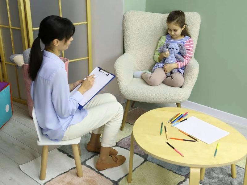 Psycholog czy psychiatra dla dziecka – jak wybrać najlepszą pomoc?